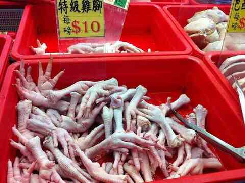 Uncooked chicken feet at a market